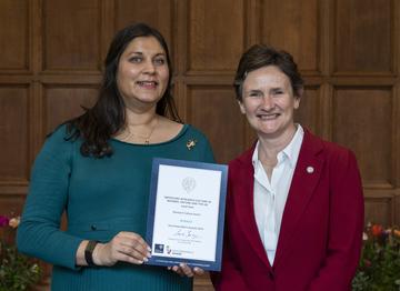 Anjali Shah, Winner of the Research Culture Awards taking a photo with her award and the Vice-Chancellor